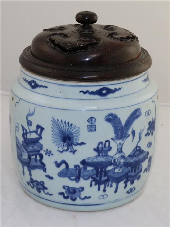 A Chinese blue and white jar, 18th century, total height 24.5cm, star crack to base